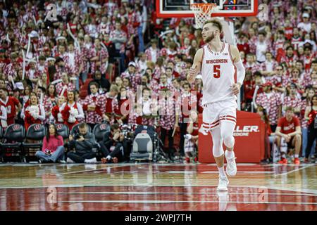 Madison, WI, États-Unis. 7 mars 2024. L'attaquant des Badgers du Wisconsin Tyler Wahl (5) lors du match de basket-ball de la NCAA entre les Rutgers Scarlet Knights et les Badgers du Wisconsin au Kohl Center à Madison, WISCONSIN. Darren Lee/CSM/Alamy Live News Banque D'Images