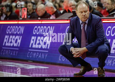 Madison, WI, États-Unis. 7 mars 2024. Greg Gard, entraîneur-chef des Badgers du Wisconsin, lors du match de basket-ball de la NCAA entre les Rutgers Scarlet Knights et les Wisconsin Badgers au Kohl Center de Madison, WISCONSIN. Darren Lee/CSM/Alamy Live News Banque D'Images