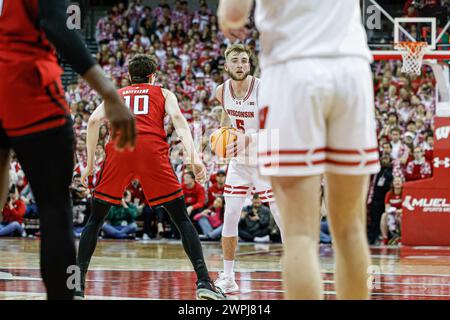 Madison, WI, États-Unis. 7 mars 2024. L'attaquant des Badgers du Wisconsin Tyler Wahl (5) lors du match de basket-ball de la NCAA entre les Rutgers Scarlet Knights et les Badgers du Wisconsin au Kohl Center à Madison, WISCONSIN. Darren Lee/CSM/Alamy Live News Banque D'Images