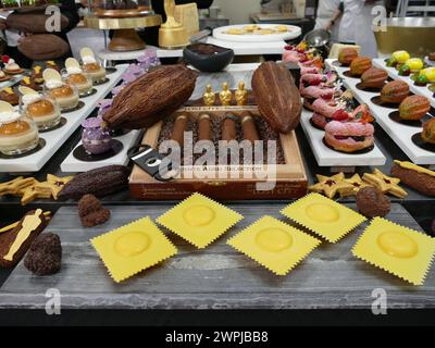 Los Angeles, États-Unis. 07 mars 2024. Divers bonbons et desserts de la cuisine du chef étoilé Wolfgang Puck. Pour la 30e fois, il sert les invités célèbres après le gala des Oscars. Crédit : Barbara Munker/dpa/Alamy Live News Banque D'Images