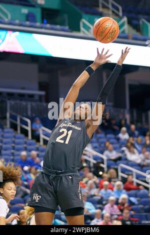 Greensboro, Caroline du Nord, États-Unis. 6 mars 2024. La garde de Wake Forest ELISE WILLIAMS prend un rebond contre Virginia. (Crédit image : © Josh Brown/ZUMA Press Wire) USAGE ÉDITORIAL SEULEMENT! Non destiné à UN USAGE commercial ! Banque D'Images