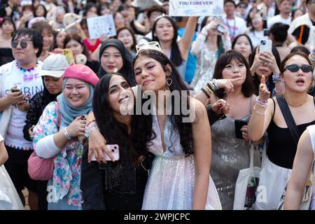 7 mars 2024. Les fans indiens et diverses personnes se rassemblent pour chanter les chansons populaires de Taylor Swift au concert de Tay Tay The Eras Tour à Singapour. Banque D'Images