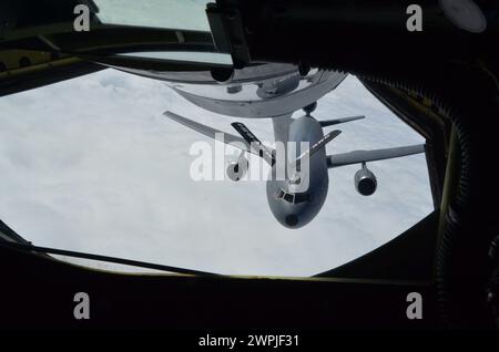 Un KC-135R Stratotanker avec la 128e escadre de ravitaillement aérien de la Garde nationale aérienne du Wisconsin ravitaille un KC-10 Extender le 13 mai 2014. Banque D'Images