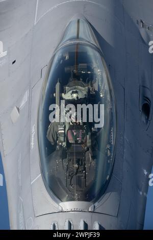 Un F-16 Fighting Falcon attaché à la 53rd Wing, Eglin Air Force base, en Floride, et affecté à Nellis Air Force base, Nevada, survole la Californie Banque D'Images