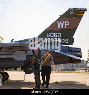 Col. Matthew C. Gaetke, à gauche, commandant de la 8e escadre de chasse, effectue une vérification avant vol avec Airman 1st Class Logan Diehm Banque D'Images