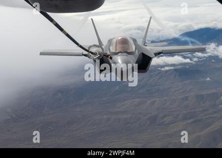 Un prolongateur KC-10 ravitaille un F-35B Lightning II le 24 janvier 2024 au-dessus de la Californie Banque D'Images