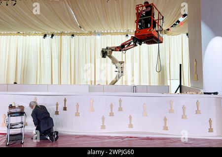 Hollywood, États-Unis. 07 mars 2024. Les préparatifs se poursuivent sur la zone des arrivées tapis rouge des Oscars le 7 mars 2024. La 96e cérémonie des Oscars on présentée par l'Academy of Motion Picture Arts and Sciences aura lieu dimanche au Dolby Theatre de l'Ovation Hollywood. (Photo de Samuel Rigelhaupt/Sipa USA) crédit : Sipa USA/Alamy Live News Banque D'Images