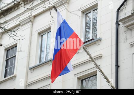 Dossier photo datée du 13/03/18 du drapeau russe devant l'ambassade de Russie à Londres. La Russie ne devrait pas être considérée comme ayant des "ressources illimitées", car cette image est principalement de la propagande, a déclaré aux MSP l'un des politologues du pays. Ekaterina Schulmann, conférencière et commentatrice de premier plan, ne peut retourner en Russie car elle est qualifiée d'« agent étranger ». Date d'émission : vendredi 8 mars 2024. Banque D'Images