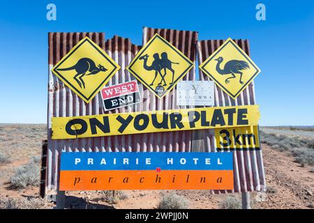 Publicité pour le menu de l'hôtel Prairie qui sert des plats de repas, d'émeu et de viande de kangourou, Parachilna, Australie méridionale, Australie Banque D'Images