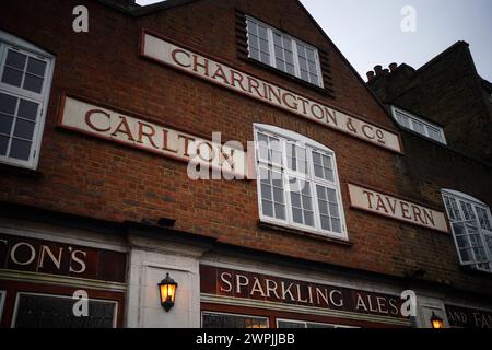 Vue générale de l'extérieur du pub Carlton Tavern à Maida Vale, Londres, qui a été démoli illégalement en 2015 par ses propriétaires précédents qui ont ensuite reçu l'ordre de le reconstruire brique par brique. Reconstruire un pub à partir des décombres est une tâche difficile, mais c'est l'un des propriétaires Ben Martin et Tom Rees trouvé immensément gratifiant. Le pub Crooked House à Dudley fait face à un avenir similaire après avoir été détruit dans un incendie suspect en août 2023. Date de la photo : jeudi 29 février 2024. Banque D'Images