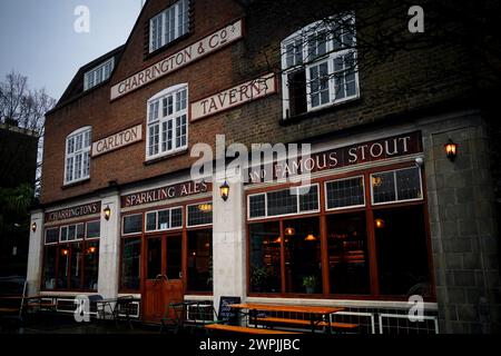 Vue générale de l'extérieur du pub Carlton Tavern à Maida Vale, Londres, qui a été démoli illégalement en 2015 par ses propriétaires précédents qui ont ensuite reçu l'ordre de le reconstruire brique par brique. Reconstruire un pub à partir des décombres est une tâche difficile, mais c'est l'un des propriétaires Ben Martin et Tom Rees trouvé immensément gratifiant. Le pub Crooked House à Dudley fait face à un avenir similaire après avoir été détruit dans un incendie suspect en août 2023. Date de la photo : jeudi 29 février 2024. Banque D'Images