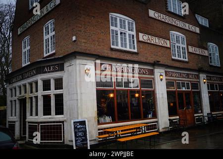 Vue générale de l'extérieur du pub Carlton Tavern à Maida Vale, Londres, qui a été démoli illégalement en 2015 par ses propriétaires précédents qui ont ensuite reçu l'ordre de le reconstruire brique par brique. Reconstruire un pub à partir des décombres est une tâche difficile, mais c'est l'un des propriétaires Ben Martin et Tom Rees trouvé immensément gratifiant. Le pub Crooked House à Dudley fait face à un avenir similaire après avoir été détruit dans un incendie suspect en août 2023. Date de la photo : jeudi 29 février 2024. Banque D'Images