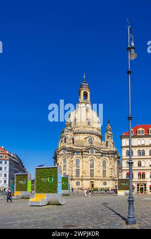 Scène touristique devant l'église Frauenkirche sur la place Neumarkt à Dresde, Saxe, Allemagne, pour usage éditorial seulement. Banque D'Images