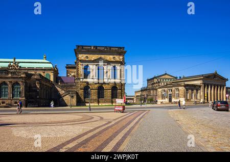 Guichet de vente de billets et arrêt pour des visites guidées sur la Sophienstrasse en face du palais de Zwinger, la vieille ville intérieure, Dresde, Saxe, Allemagne. Banque D'Images