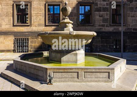 Fontaine de la mairie, également connue sous le nom de fontaine Hietzig, entre la mairie et Kreuzkirche, Dresde, Saxe, Allemagne. Banque D'Images