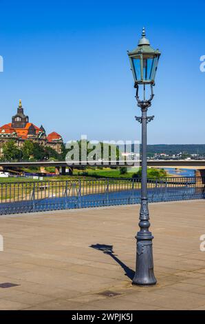 Lampadaire historique sur la terrasse de Brühl, dont l'ombre pointe vers la chancellerie d'État saxonne à Dresde, Saxe, Allemagne. Banque D'Images