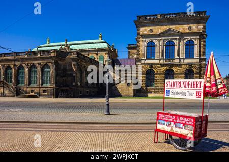 Stadtrundfahrten Dresden, Sachsen, Deutschland Ticketverkaufsstand und Haltestelle für Stadtrundfahrten an der Sophienstraße vor dem Dresdner Zwinger, Innere Altstadt, Dresden, Sachsen, Deutschland, nur zur redaktionellen Verwendung. Guichet de vente de billets et arrêt pour des visites guidées sur la Sophienstrasse en face du palais de Zwinger, la vieille ville intérieure, Dresde, Saxe, Allemagne, pour usage éditorial uniquement. Banque D'Images