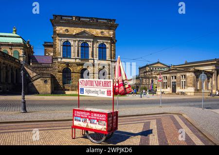 Stadtrundfahrten Dresden, Sachsen, Deutschland Ticketverkaufsstand und Haltestelle für Stadtrundfahrten an der Sophienstraße vor dem Dresdner Zwinger, Innere Altstadt, Dresden, Sachsen, Deutschland, nur zur redaktionellen Verwendung. Guichet de vente de billets et arrêt pour des visites guidées sur la Sophienstrasse en face du palais de Zwinger, la vieille ville intérieure, Dresde, Saxe, Allemagne, pour usage éditorial uniquement. Banque D'Images