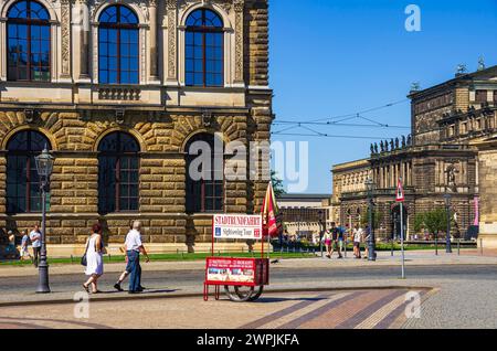 Stadtrundfahrten Dresden, Sachsen, Deutschland Ticketverkaufsstand und Haltestelle für Stadtrundfahrten an der Sophienstraße vor dem Dresdner Zwinger, Innere Altstadt, Dresden, Sachsen, Deutschland, nur zur redaktionellen Verwendung. Guichet de vente de billets et arrêt pour des visites guidées sur la Sophienstrasse en face du palais de Zwinger, la vieille ville intérieure, Dresde, Saxe, Allemagne, pour usage éditorial uniquement. Banque D'Images