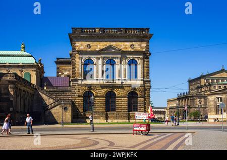 Stadtrundfahrten Dresden, Sachsen, Deutschland Ticketverkaufsstand und Haltestelle für Stadtrundfahrten an der Sophienstraße vor dem Dresdner Zwinger, Innere Altstadt, Dresden, Sachsen, Deutschland, nur zur redaktionellen Verwendung. Guichet de vente de billets et arrêt pour des visites guidées sur la Sophienstrasse en face du palais de Zwinger, la vieille ville intérieure, Dresde, Saxe, Allemagne, pour usage éditorial uniquement. Banque D'Images