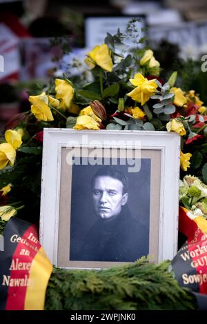 Navalny Memorial DEU, Deutschland, Allemagne, Berlin, 01.03.2024 Foto von Alexei Navalny am Erinnerungsort fuer den russischen Oppositionsfuehrer Alexej Nawalny vor der russischen Botschaft Unter Den Linden in Berlin Deutschland am 1. März 2024, dem Tag von Nawalnys Beerdigung in Russland . Nawalny Starb AM 16. Februar 2024 in einem russischen Gefaengnis in Nordsibirien, WO er eine 19-jaehrige Haftstrafe verbuesste, die weithin als politische Vergeltung fuer seinen Widerstand gegen den russischen Praesidenten Wladimir Poutine angesehen wurde. Auch eine Initiative als Symbol fuer den Untergang Russ Banque D'Images