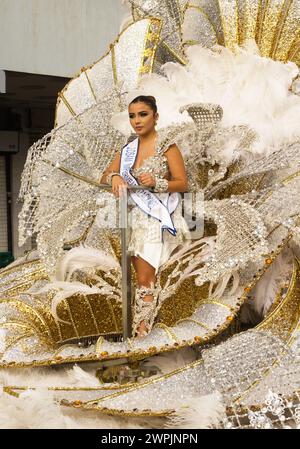 Las Palmas de Gran Canaria, Espagne - 17 février 2024 : grand cortège du carnaval Banque D'Images