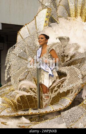 Las Palmas de Gran Canaria, Espagne - 17 février 2024 : grand cortège du carnaval Banque D'Images