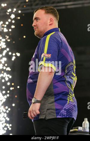 Brighton, Royaume-Uni. 07 mars 2024. Luke Littler lors de la BetMGM premier League Darts 2024, nuit 6 au Brighton Centre, Brighton, Angleterre, Royaume-Uni le 7 mars 2024 crédit : Every second Media/Alamy Live News Banque D'Images