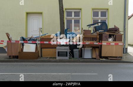 Pile de déchets encombrants avec des meubles et des appareils électriques sur le bord de la route Banque D'Images