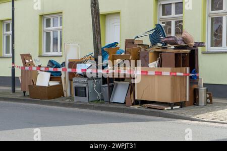 Pile de déchets encombrants avec des meubles et des appareils électriques sur le bord de la route Banque D'Images