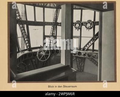 Vue de la cabine de commande. Le LZ 127 Graf Zeppelin (Deutsches Luftschiff Zeppelin 127) était un dirigeable rigide allemand chargé d'hydrogène et transportant des passagers qui a volé de 1928 à 1937, numéro de construction : LZ 127 (le 117e dirigeable Zeppelin). Propriétaire : Luftschiffbau Zeppelin Q.m.b. H., Friedrichshafen a. b. utilisation : LZ 127 est destiné à démontrer les possibilités techniques et économiques du trafic transocéanique de dirigeables par de longs trajets.collecte d'expériences pertinentes, en particulier la recherche sur les conditions météorologiques sur les futurs itinéraires de transport. Voyages à des fins scientifiques et d'arpentage. Utiliser comme Banque D'Images