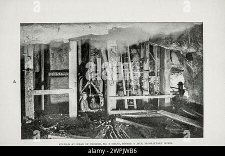 Station à la tête de l'inclinaison, No 1 Shaft, Simmer & Jack Proprietary Mines, Witwatersrand de l'article MINIER LES MINERAIS D'OR DU WITWATERSRAND. Par H. H. Webb et le pape Yeatman. Tiré de l'Engineering Magazine consacré au progrès industriel volume XV 1898 The Engineering Magazine Co Banque D'Images