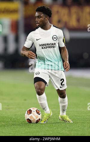 Le défenseur Sierra-léonais de Brighton et Hove Albion Tariq Lamptey contrôle le ballon lors du match de première manche de l'UEFA Europa League Round of 16 entre L'AS Roma vs Brighton et Hove Albion au stade Olimpico le 7 mars 2024 à Rome, en Italie. Banque D'Images