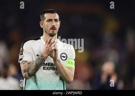 Lewis Dunk, le défenseur anglais de Brighton et Hove Albion, joue lors de la 16e manche de l'UEFA Europa League entre L'AS Roma vs Brighton et Hove Albion au stade Olimpico le 7 mars 2024 à Rome, en Italie. Banque D'Images