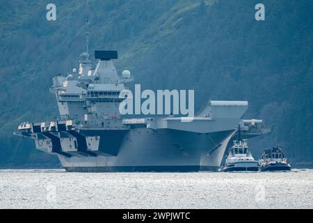 Glen Mallan, Argyll et Bute, Écosse, Royaume-Uni. 7 mars 2024. Le porte-avions de la Royal Navy HMS Queen Elizabeth arrive aujourd'hui à Glen Mallan sur le Loch long pour décharger des munitions avant de se diriger vers le chantier naval de Rosyth pour réparer ses accouplements d'hélices. Iain Masterton/Alamy Live News Banque D'Images