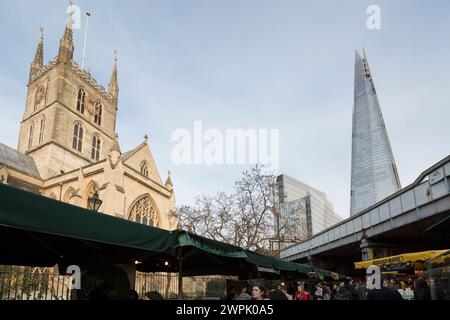 Royaume-Uni, Londres, vue depuis Borough Market avec la cathédrale de Southwark et le Shard en arrière-plan. Banque D'Images