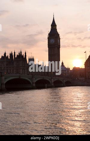 Royaume-Uni, Londres, vue sur le pont de Westminster et les chambres du Parlement au crépuscule depuis « The Queen's Walk ». Banque D'Images