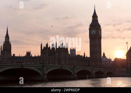 Royaume-Uni, Londres, vue sur le pont de Westminster et les chambres du Parlement au crépuscule depuis « The Queen's Walk ». Banque D'Images