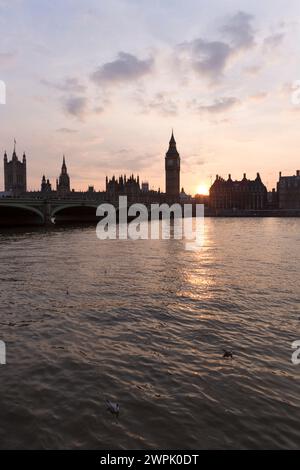 Royaume-Uni, Londres, vue sur le pont de Westminster et les chambres du Parlement au crépuscule depuis « The Queen's Walk ». Banque D'Images