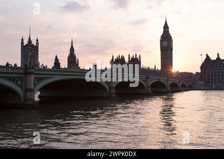 Royaume-Uni, Londres, vue sur le pont de Westminster et les chambres du Parlement au crépuscule depuis « The Queen's Walk ». Banque D'Images