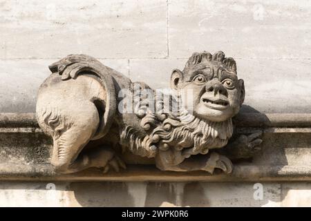 Royaume-Uni, Oxfordshire, Oxford, Gargoyles le long de la fascade High Street de Magdalen College. Banque D'Images