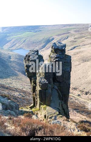 Dovedale, Derbyshire, Royaume-Uni, affleurement rocheux et vue sur la vallée de Dovedale. Banque D'Images