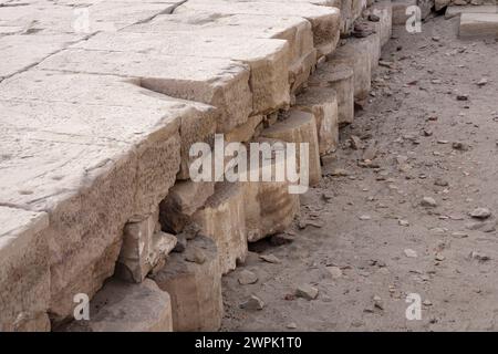 Piliers réutilisés sous une nouvelle chaussée dans les ruines de l'ancien Yebu, île Éléphantine, Assouan, Égypte Banque D'Images