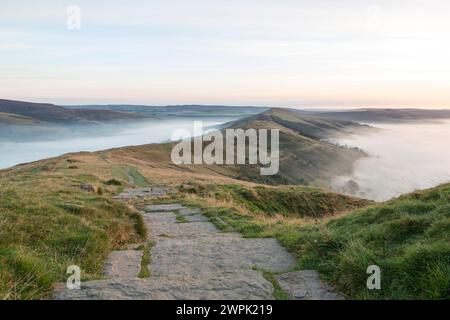 UK, Derbyshire, sentier le long de la crête de Mam Tor - Peak District. Banque D'Images