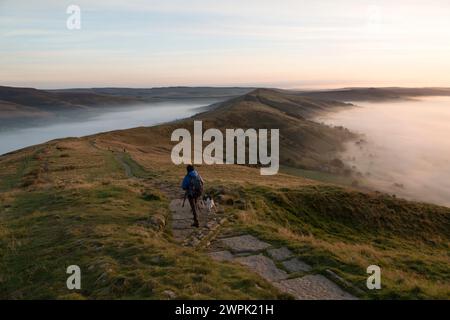 UK, Derbyshire, sentier le long de la crête de Mam Tor - Peak District. Banque D'Images