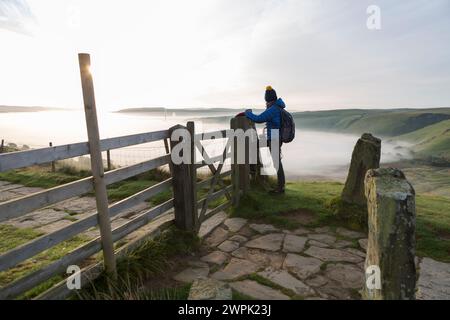 Royaume-Uni, crête de Mam Tor, marcheur tôt le matin le long de la crête - Peak District. Banque D'Images