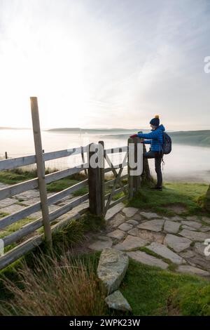 Royaume-Uni, crête de Mam Tor, marcheur tôt le matin le long de la crête - Peak District. Banque D'Images