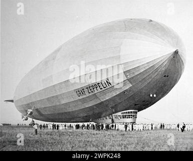 Le LZ 127 Graf Zeppelin (Deutsches Luftschiff Zeppelin 127) était un dirigeable rigide allemand chargé d'hydrogène et transportant des passagers qui a volé de 1928 à 1937, numéro de construction : LZ 127 (le 117e dirigeable Zeppelin). Propriétaire : Luftschiffbau Zeppelin Q.m.b. H., Friedrichshafen a. b. utilisation : LZ 127 est destiné à démontrer les possibilités techniques et économiques du trafic transocéanique de dirigeables par de longs trajets.collecte d'expériences pertinentes, en particulier la recherche sur les conditions météorologiques sur les futurs itinéraires de transport. Voyages à des fins scientifiques et d'arpentage. Utiliser comme dirigeable commercial pour t Banque D'Images