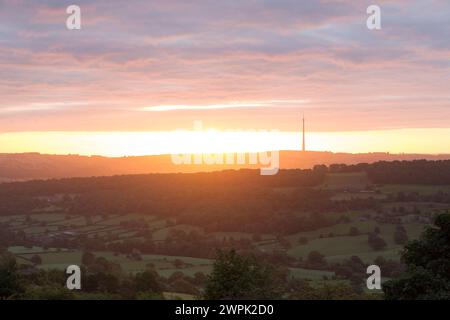 Royaume-Uni, West Yorkshire, lever de soleil sur Emley Moor depuis Castle Hill. Banque D'Images