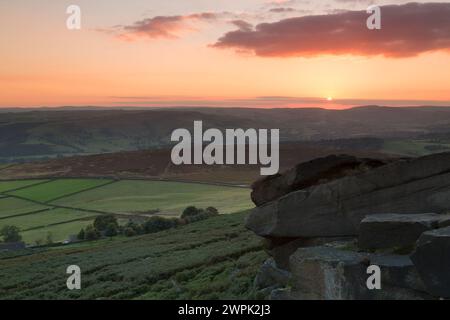 Royaume-Uni, West Yorkshire, vue sur le coucher du soleil depuis Curbar Edge. Banque D'Images